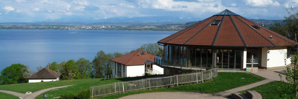 Photo rotonde et lac